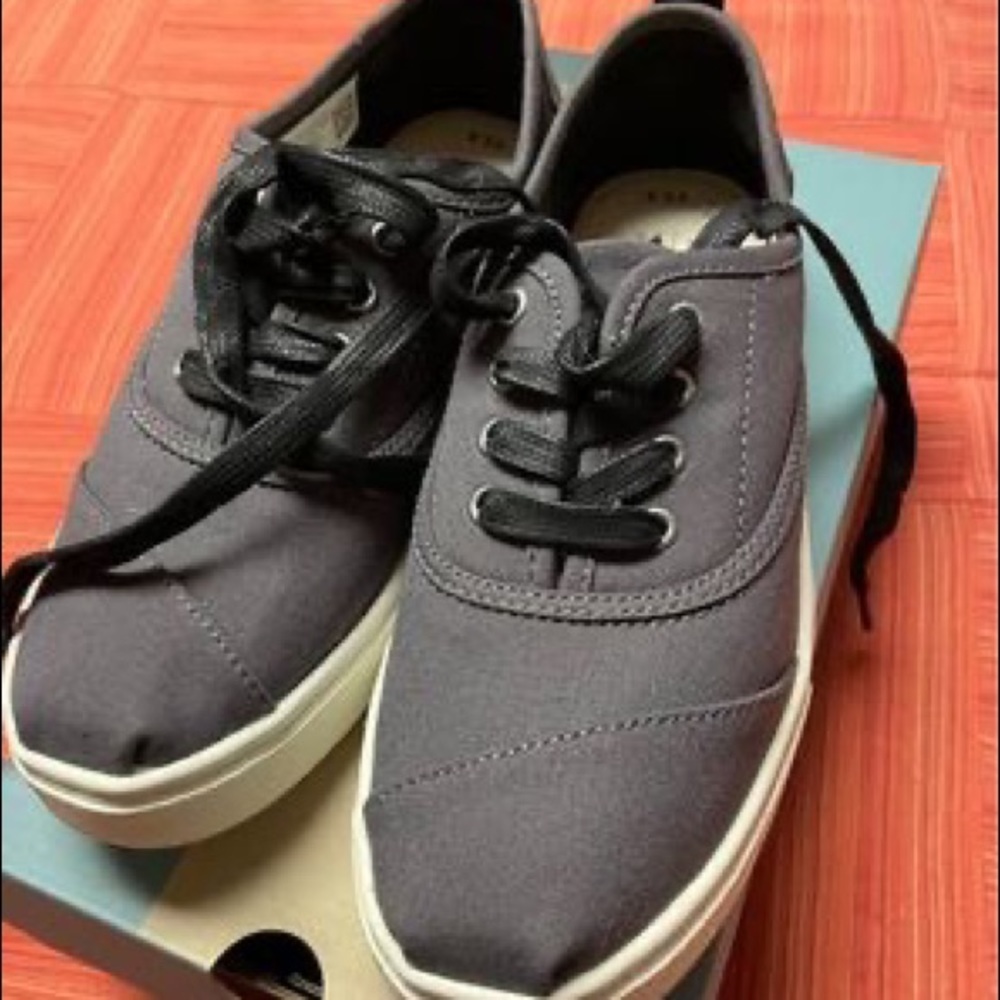 Brand new TOMS cordones with tags.  Outgrew before could wear.  Retails for $42